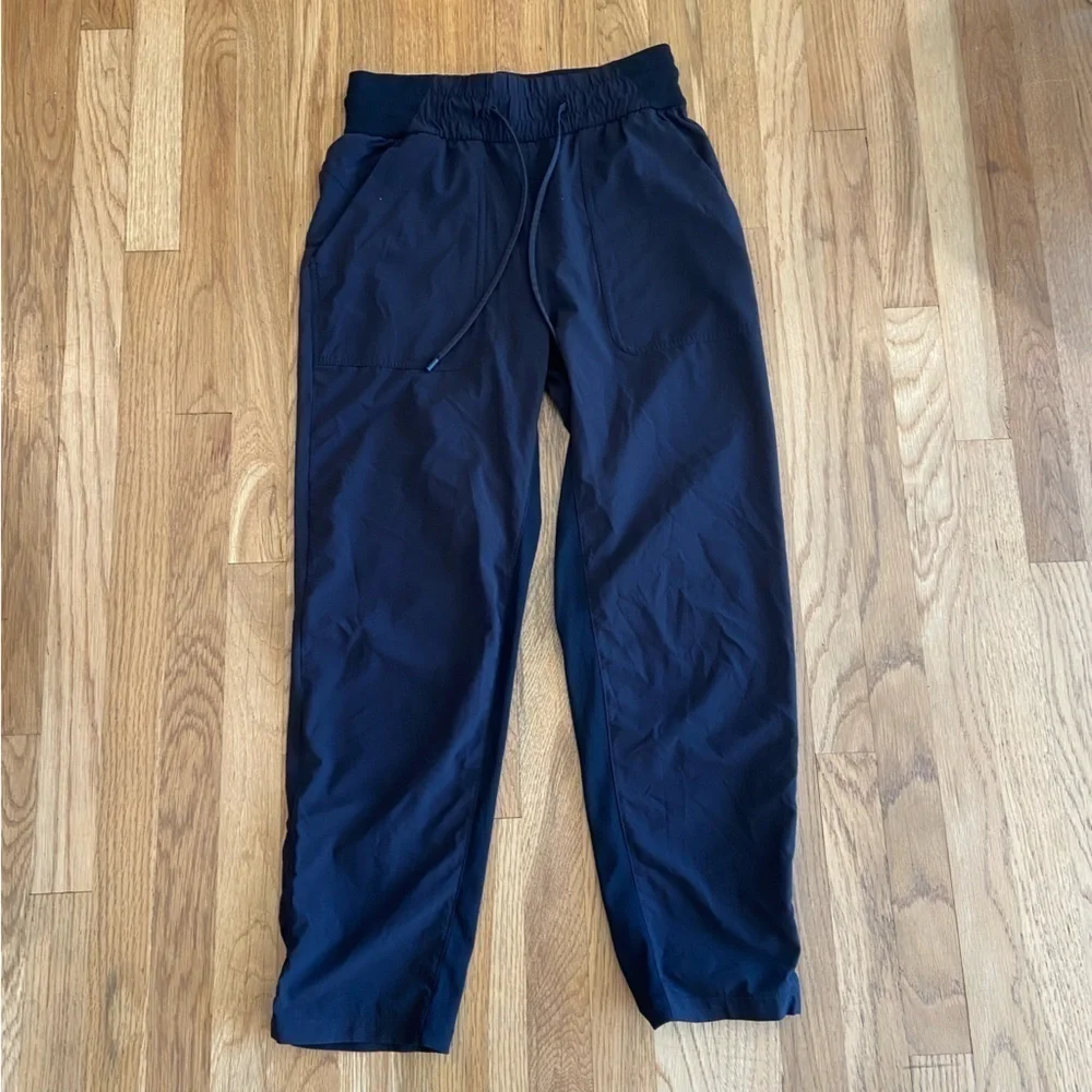 Womens Lululemon Beyond the Studio Crop black EUC size 4